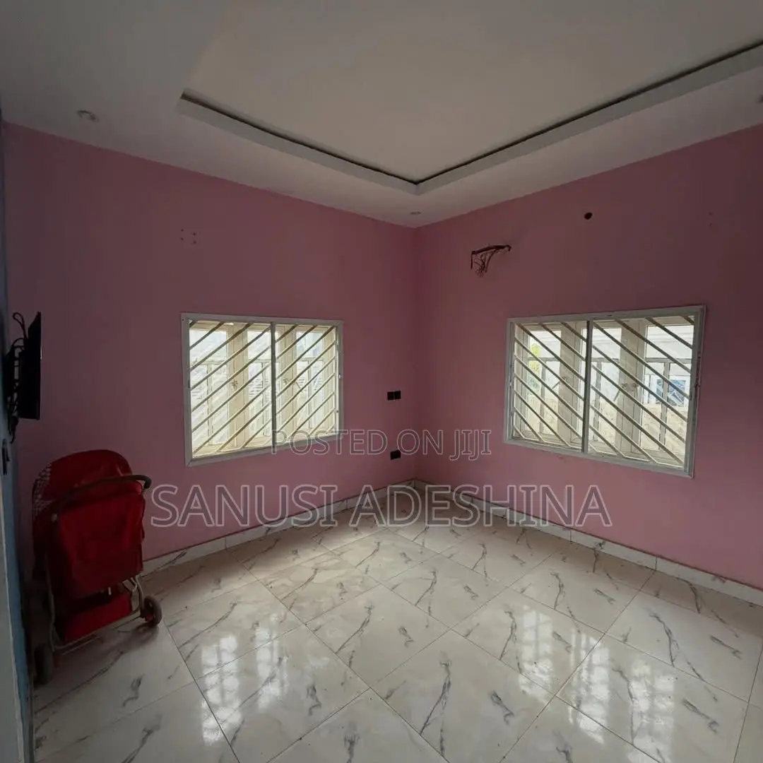 3bdrm Block of Flats in Utako Main,Fct Abuja for sale