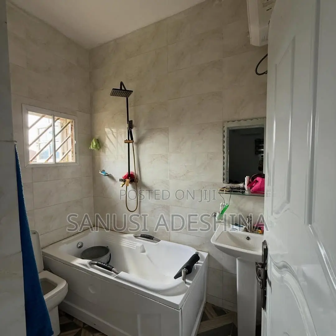3bdrm Block of Flats in Utako Main,Fct Abuja for sale