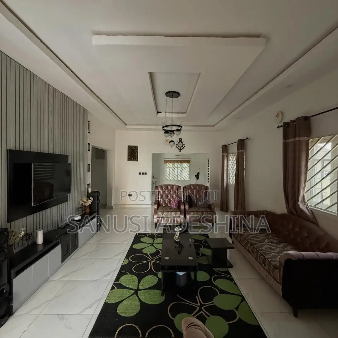 3bdrm Block of Flats in Utako Main,Fct Abuja for sale