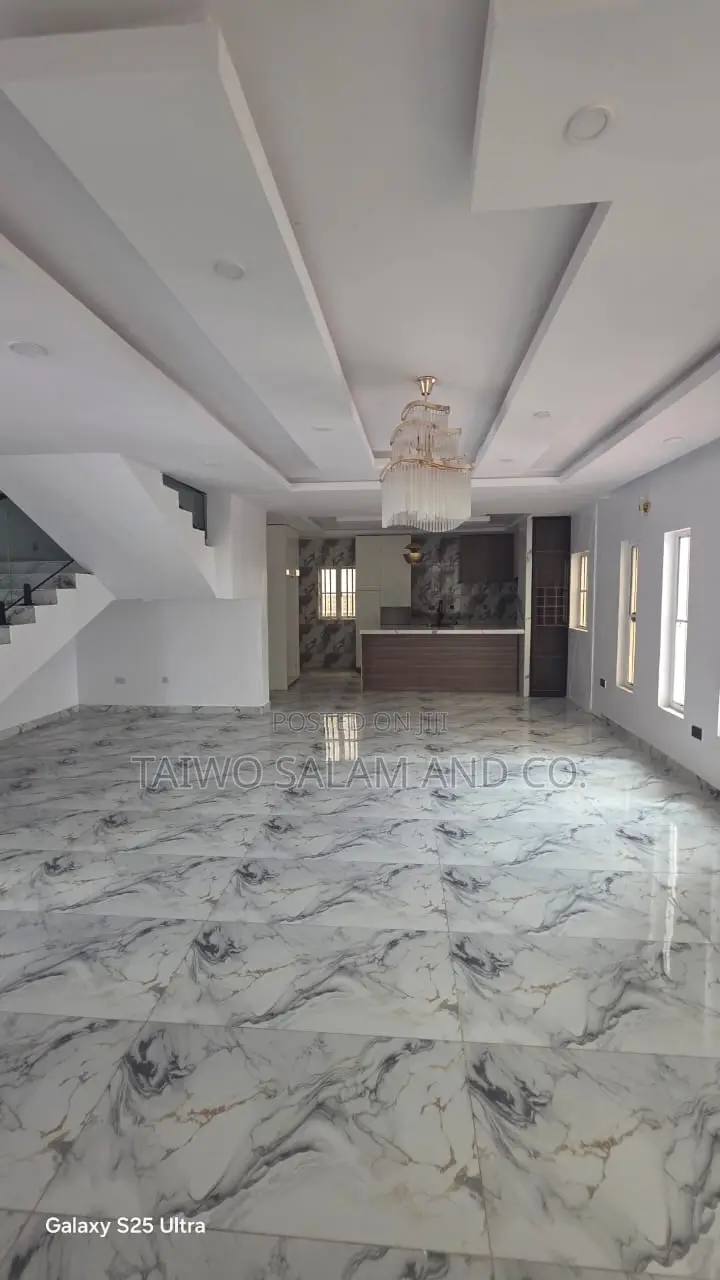 4bdrm Duplex in Akobo for sale
