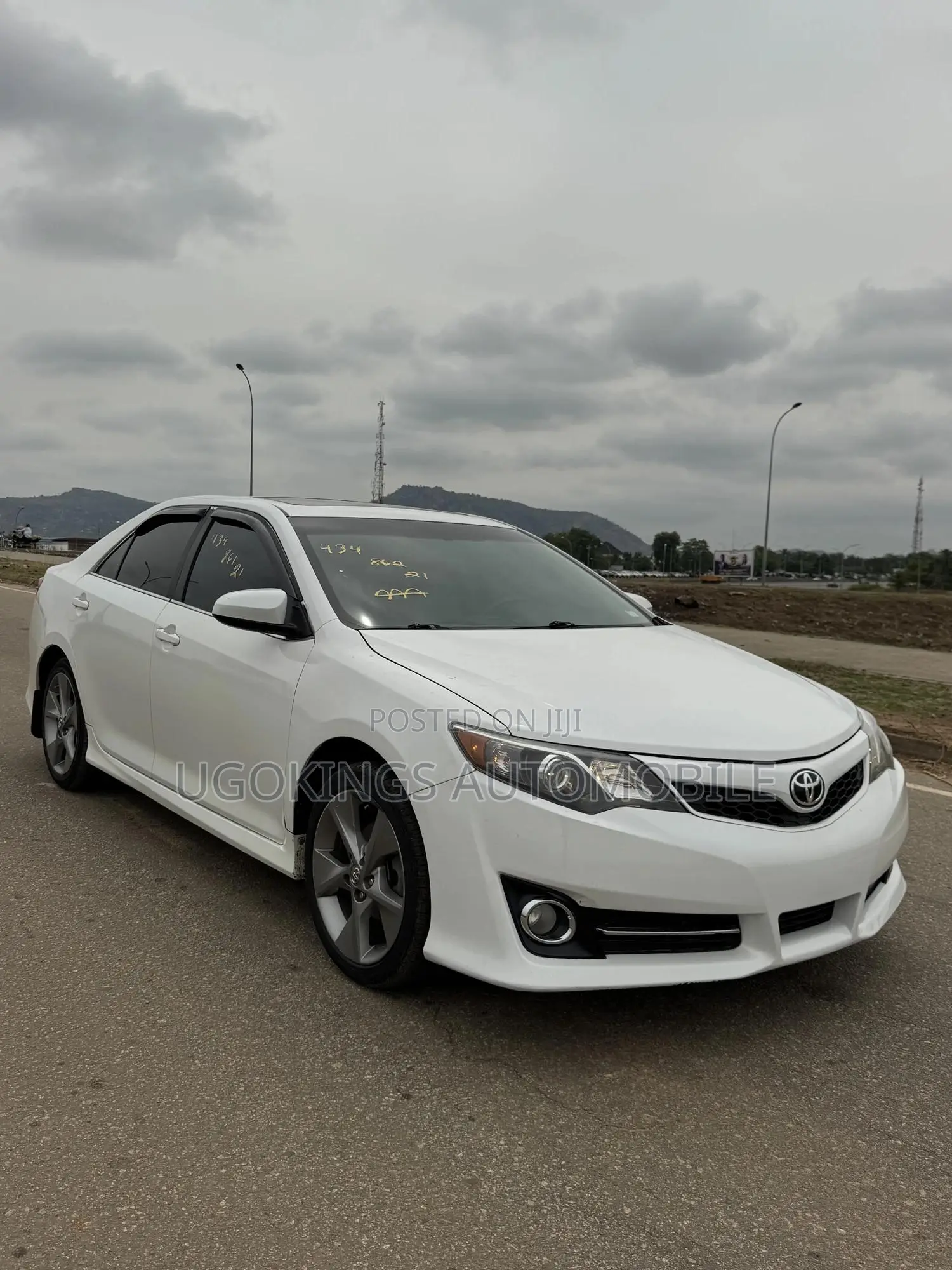 Toyota Camry SE 4dr Sedan (2.5L 4cyl 6A) 2013 White