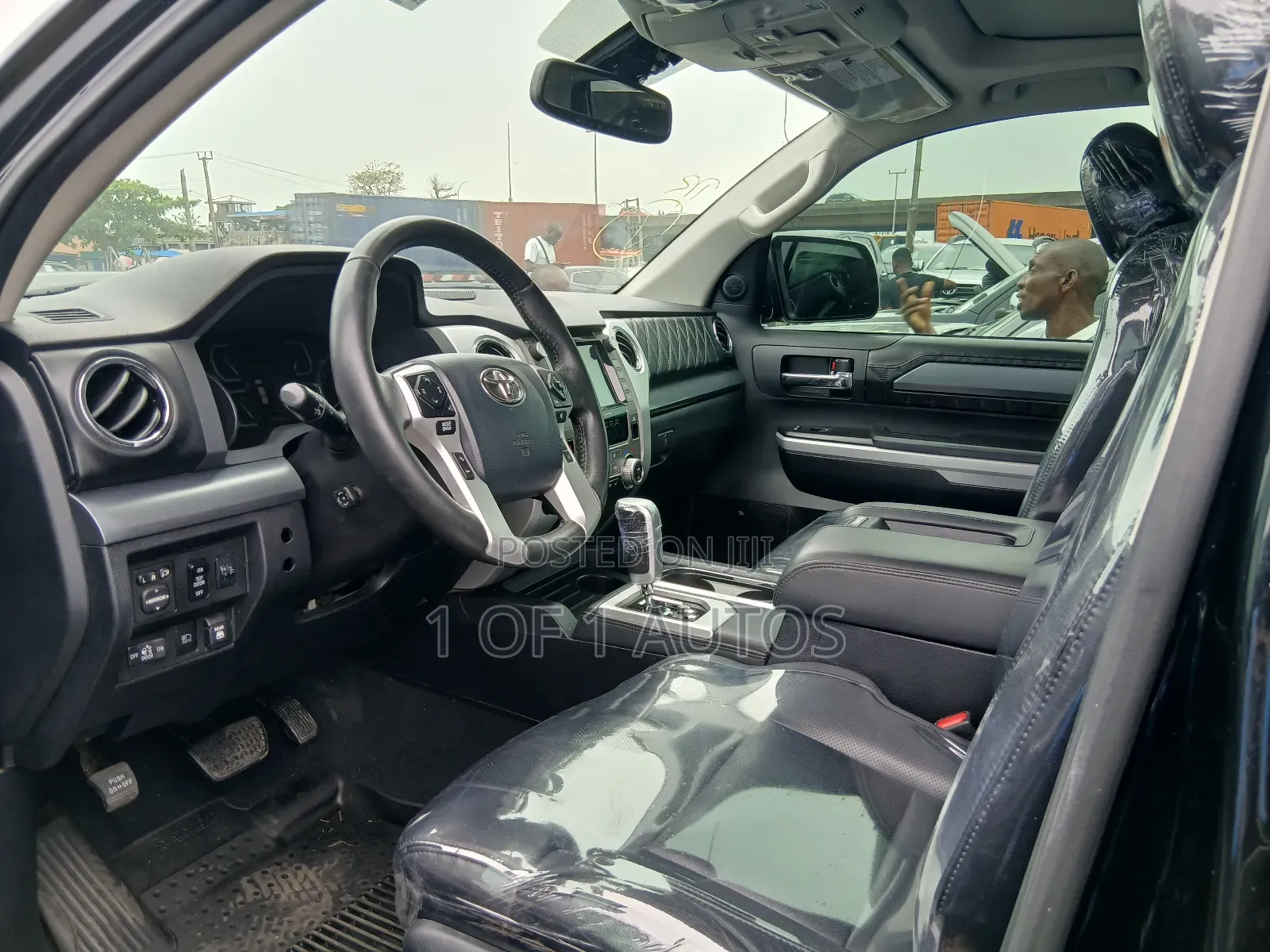 Toyota Tundra Platinum 5.7L V8 4x4 CrewMax 5.6 ft. box 145.7 in. WB