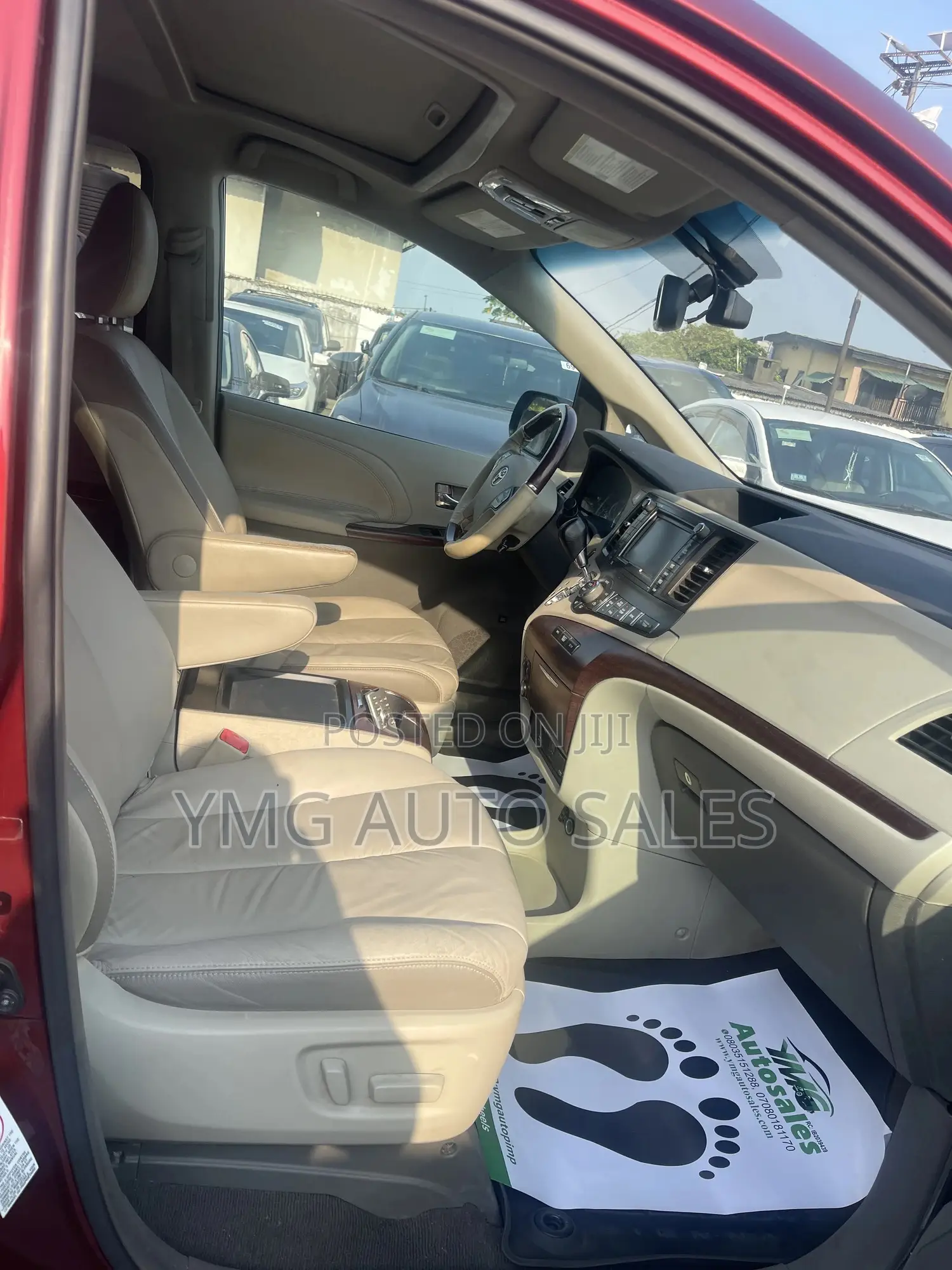 Toyota Sienna 2011 Red