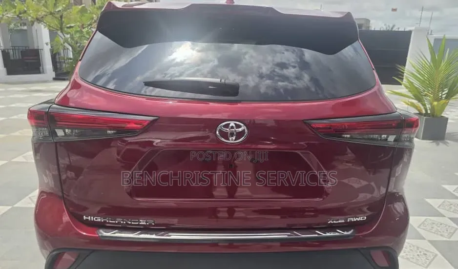 Toyota Highlander XLE 2022 Red