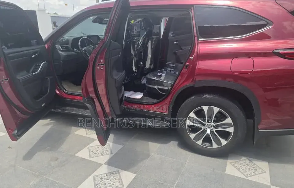 Toyota Highlander XLE 2022 Red