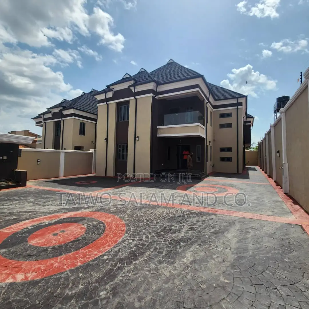5bdrm Duplex in Oluyole Estate for sale