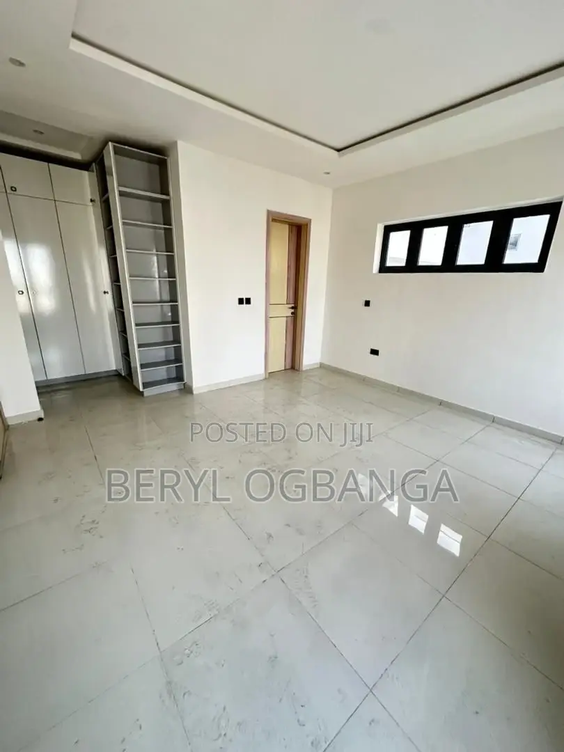 3bdrm Apartment in Lekki Phase 1 for sale