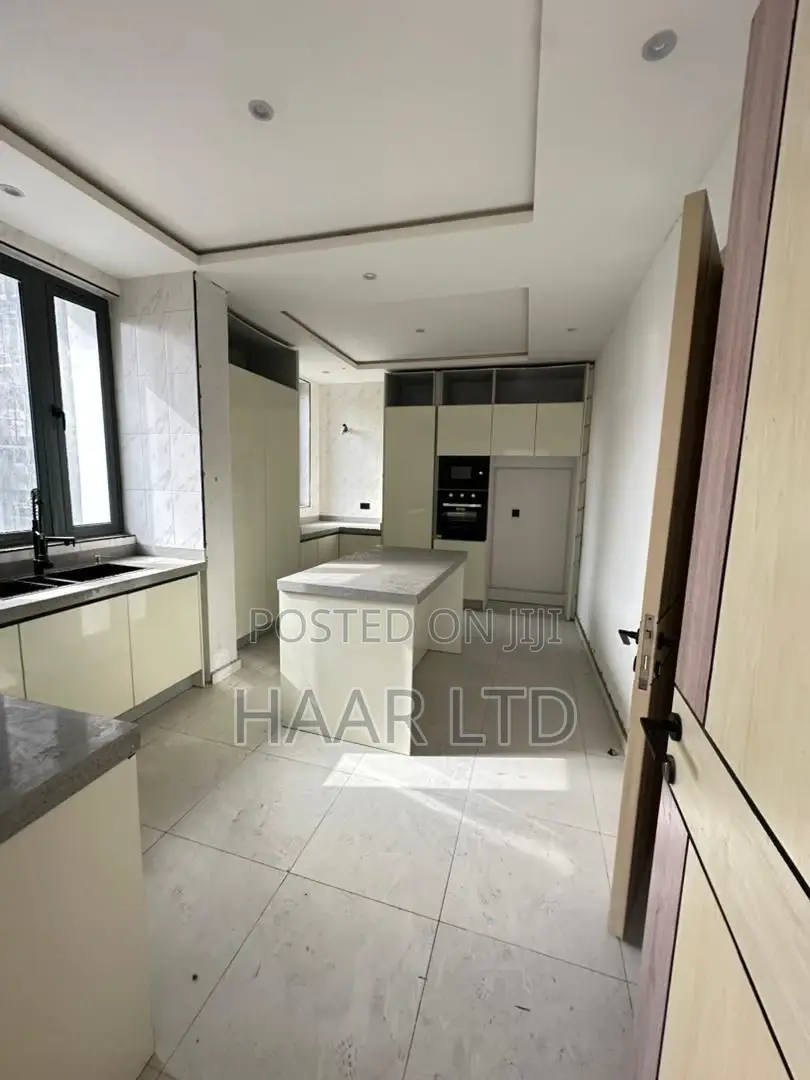 3bdrm Apartment in Lekki Phase 1 for sale