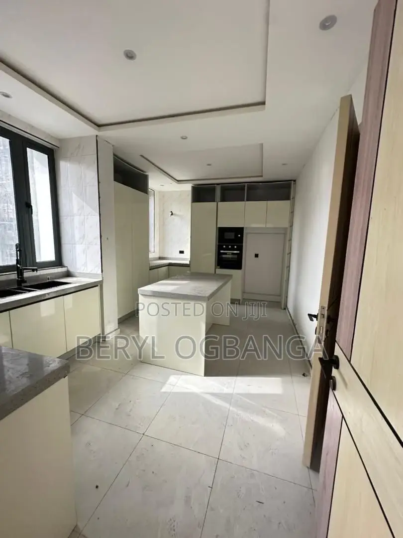 3bdrm Apartment in Lekki Phase 1 for sale