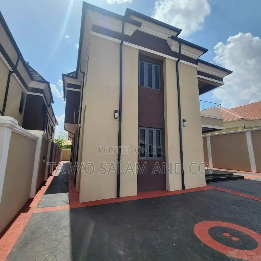 5bdrm Duplex in Oluyole Estate for sale