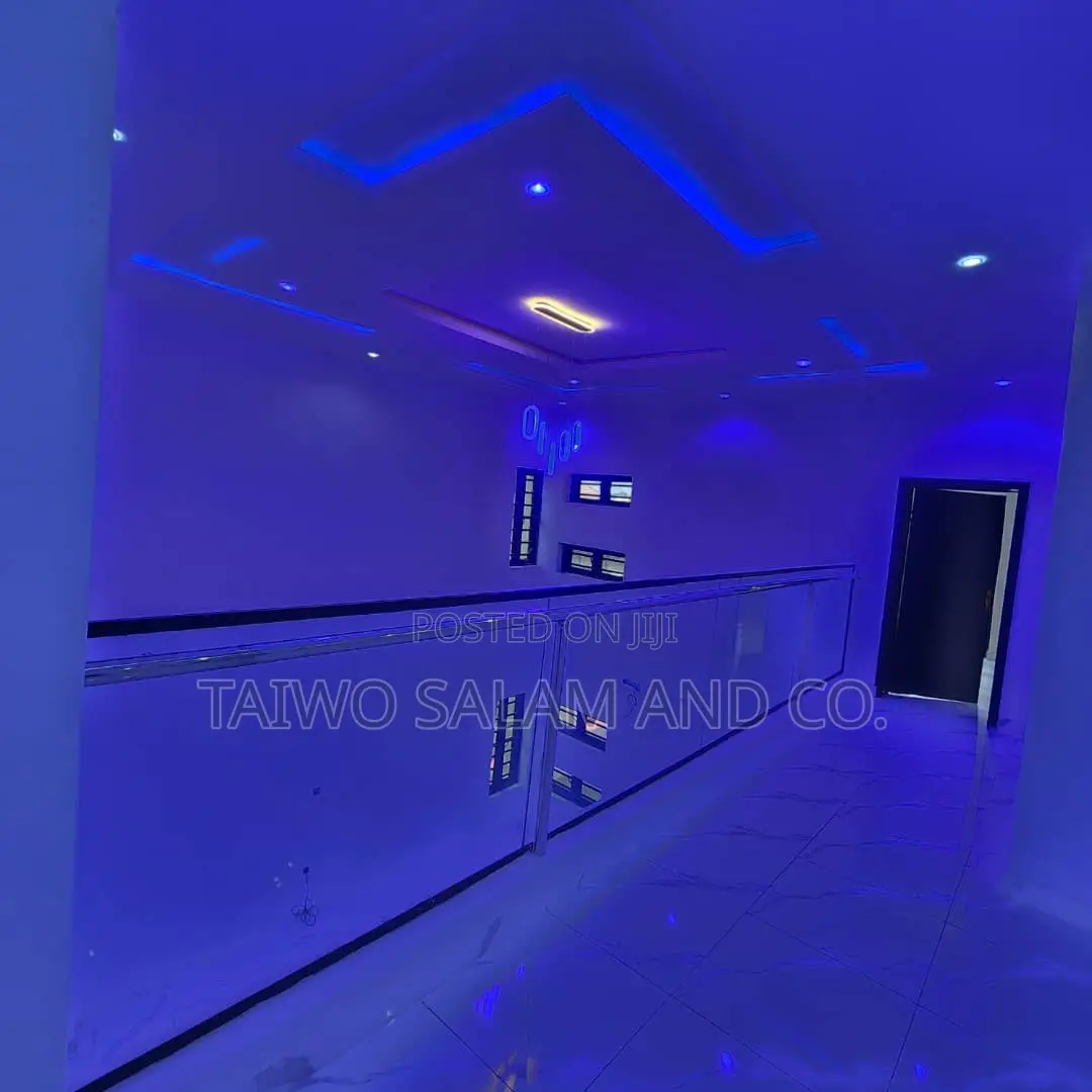 5bdrm Duplex in Oluyole Estate for sale