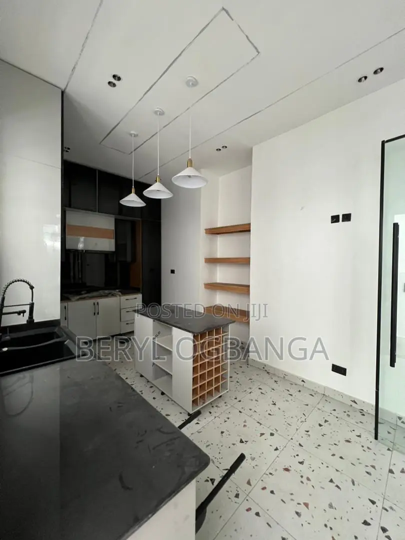 4bdrm Duplex in Lekki Phase 2 for sale