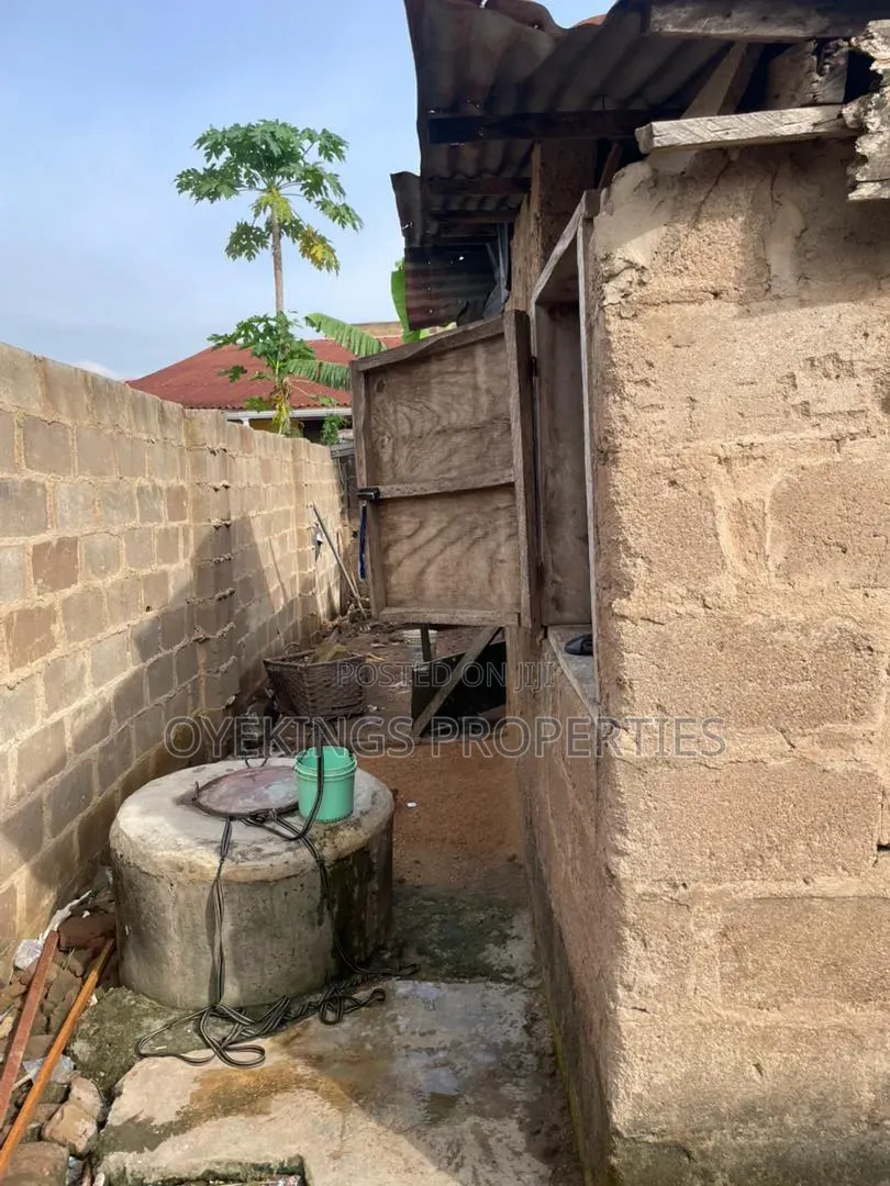 3bdrm Bungalow in Oluode, Akala Express for sale