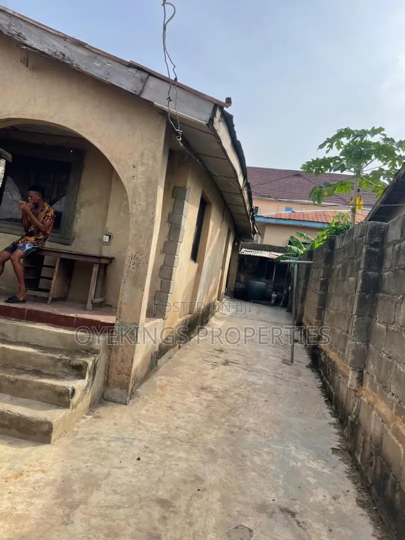 3bdrm Bungalow in Oluode, Akala Express for sale