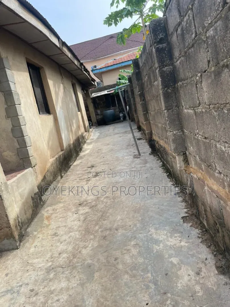 3bdrm Bungalow in Oluode, Akala Express for sale