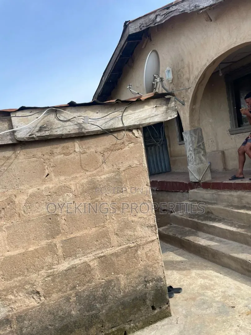 3bdrm Bungalow in Oluode, Akala Express for sale