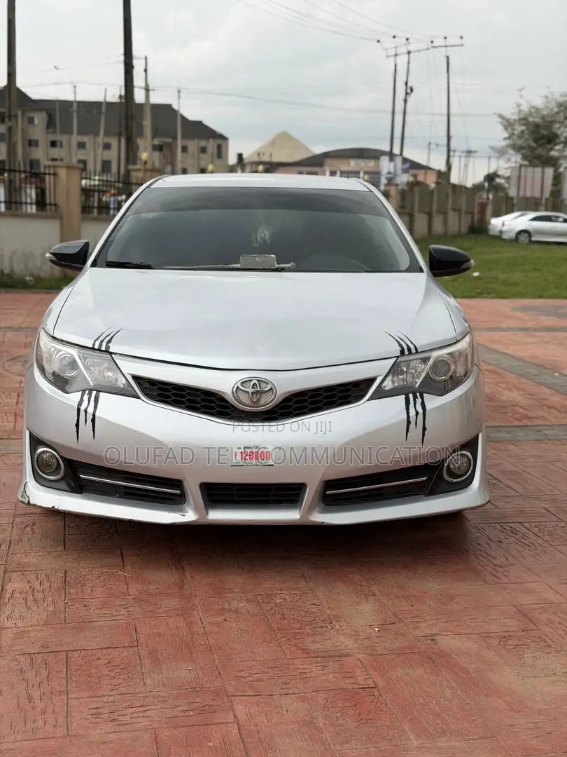 Toyota Camry SE 4dr Sedan (2.5L 4cyl 6A) 2013 Silver