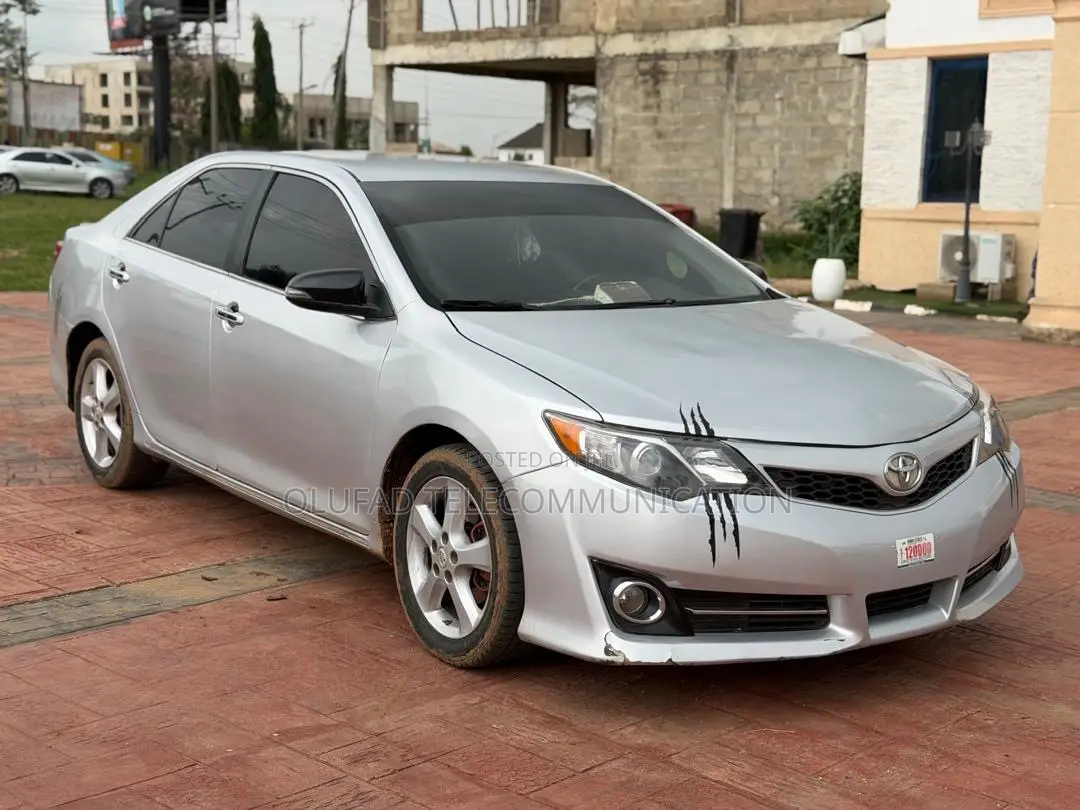 Toyota Camry SE 4dr Sedan (2.5L 4cyl 6A) 2013 Silver
