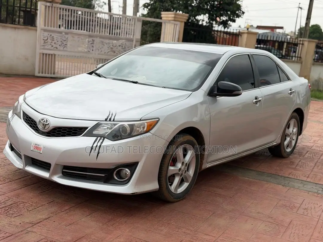 Toyota Camry SE 4dr Sedan (2.5L 4cyl 6A) 2013 Silver