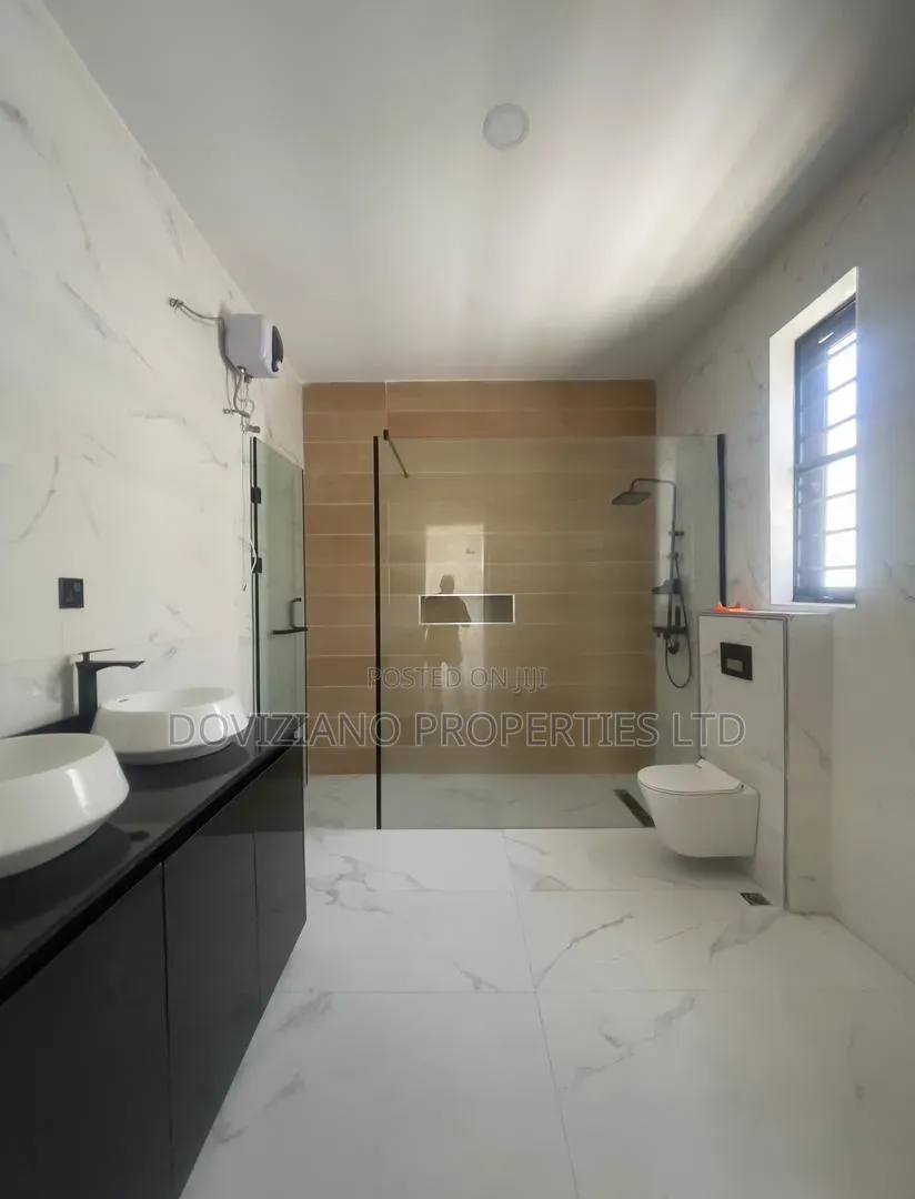 5bdrm Duplex in Chevron for sale