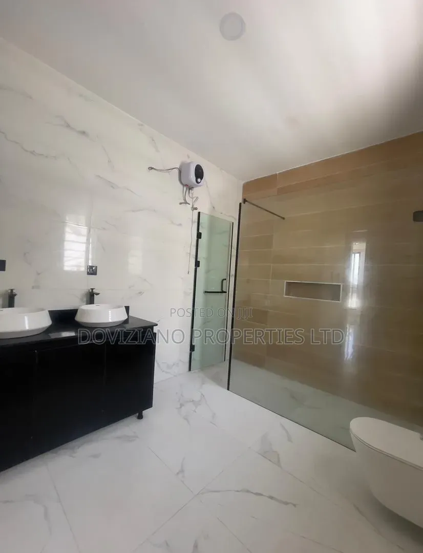 5bdrm Duplex in Chevron for sale