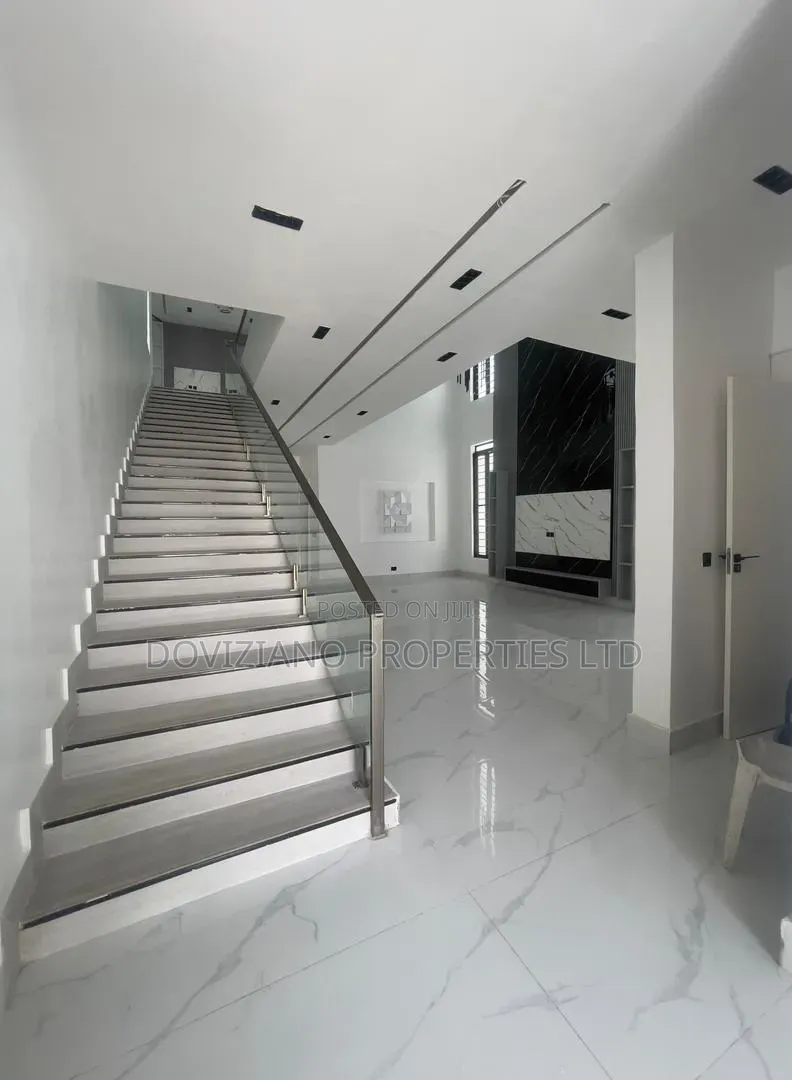 5bdrm Duplex in Chevron for sale