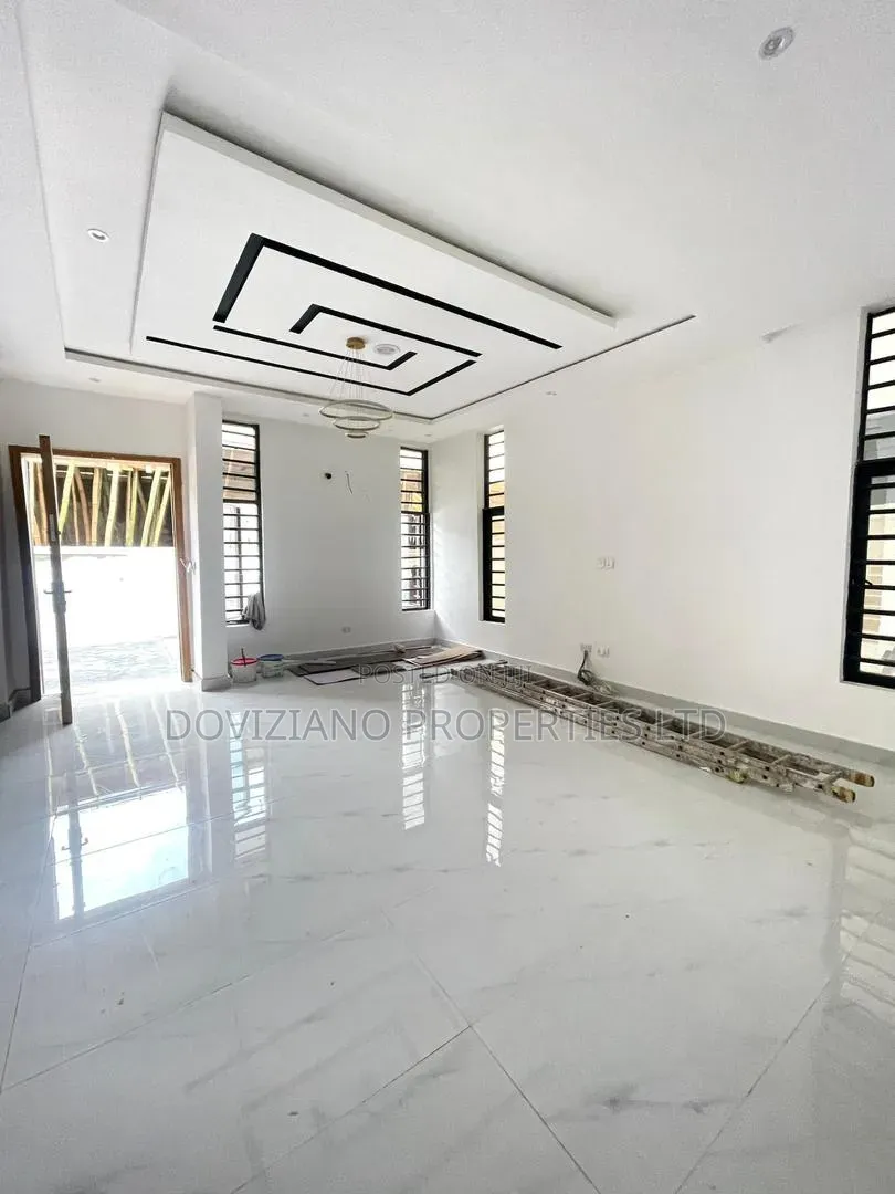 5bdrm Duplex in Chevron for sale