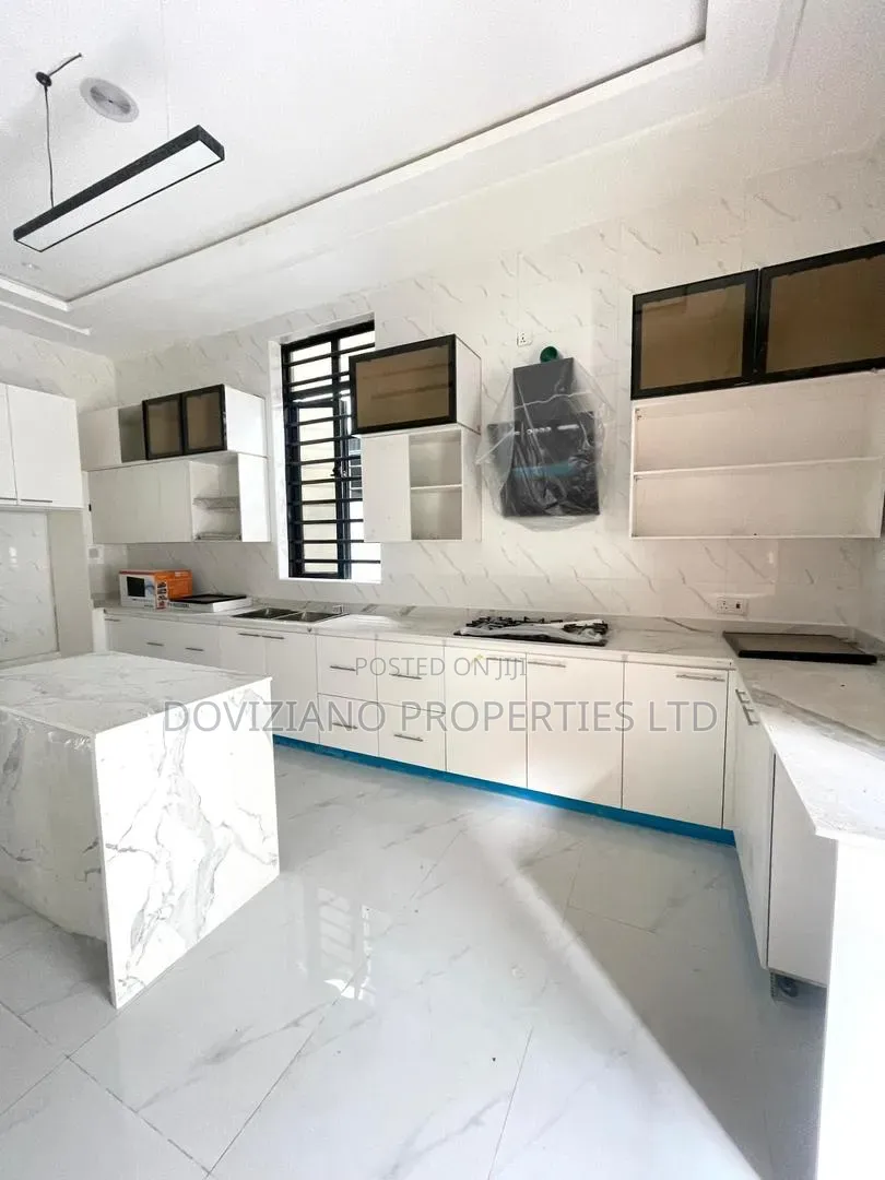 4bdrm Duplex in Chevron for sale