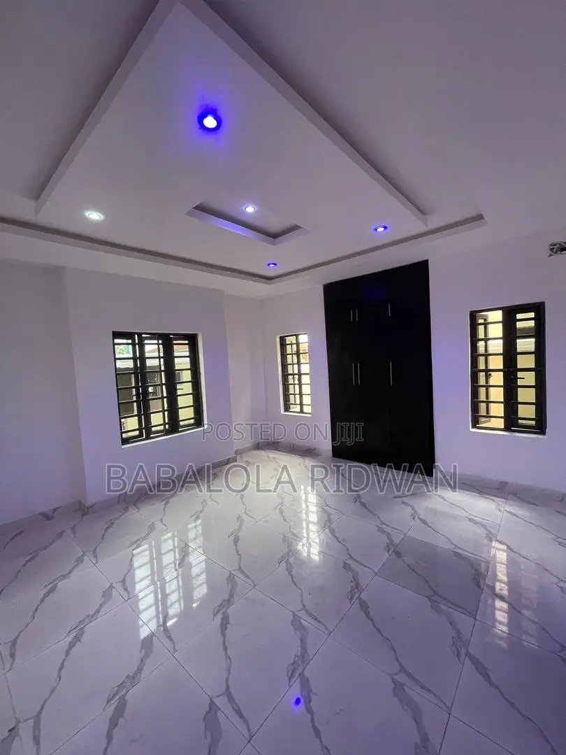 5bdrm Duplex in Oluyole Estate for sale