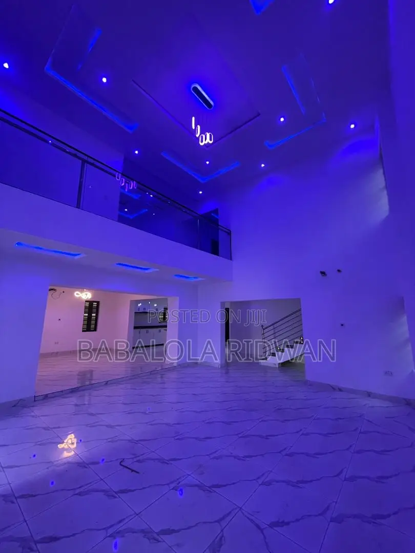 5bdrm Duplex in Oluyole Estate for sale