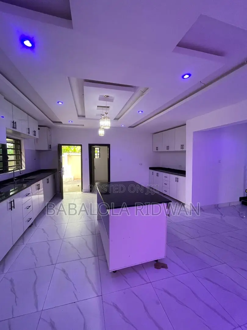 5bdrm Duplex in Oluyole Estate for sale