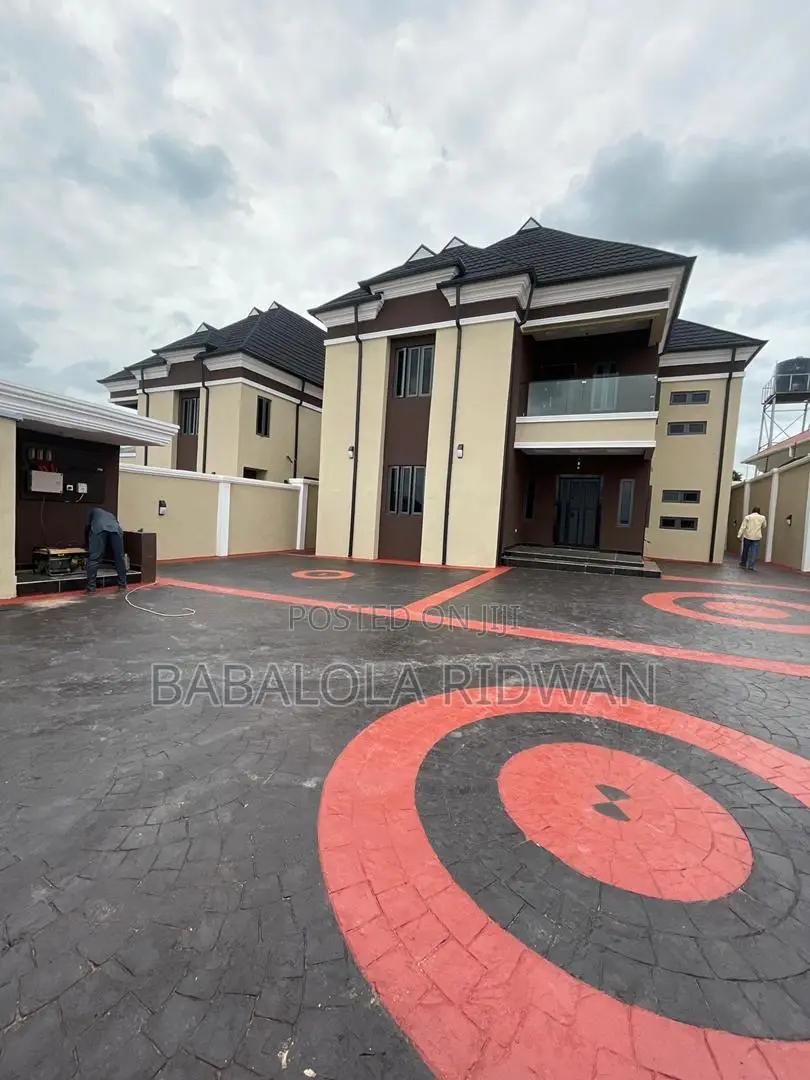 5bdrm Duplex in Oluyole Estate for sale