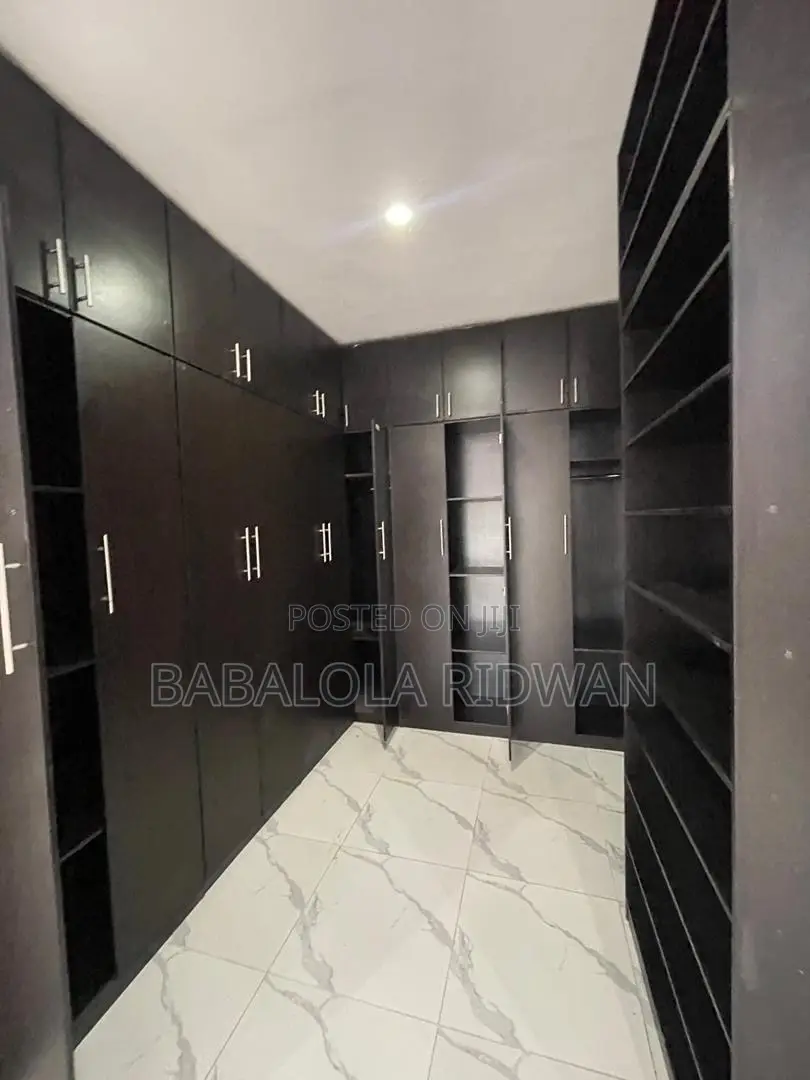 5bdrm Duplex in Oluyole Estate for sale