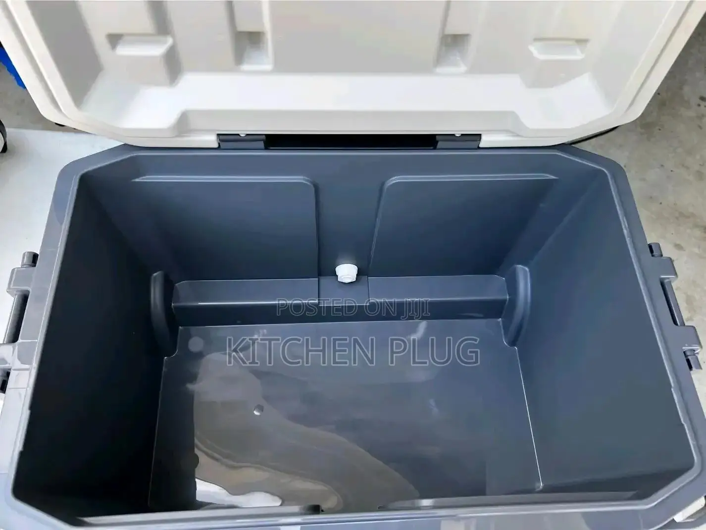 Igloo 60-quart Roller Cooler Designed For Keeping Drinks And Food.