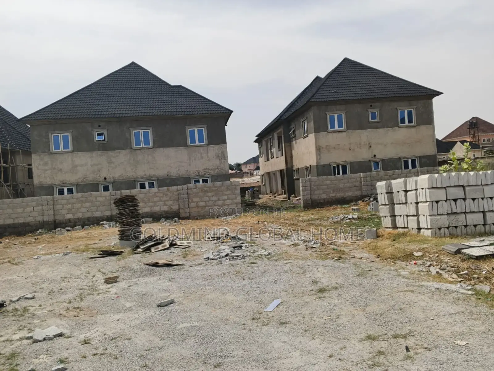 3bdrm Block of Flats in Goldmind Estate, FHA for sale