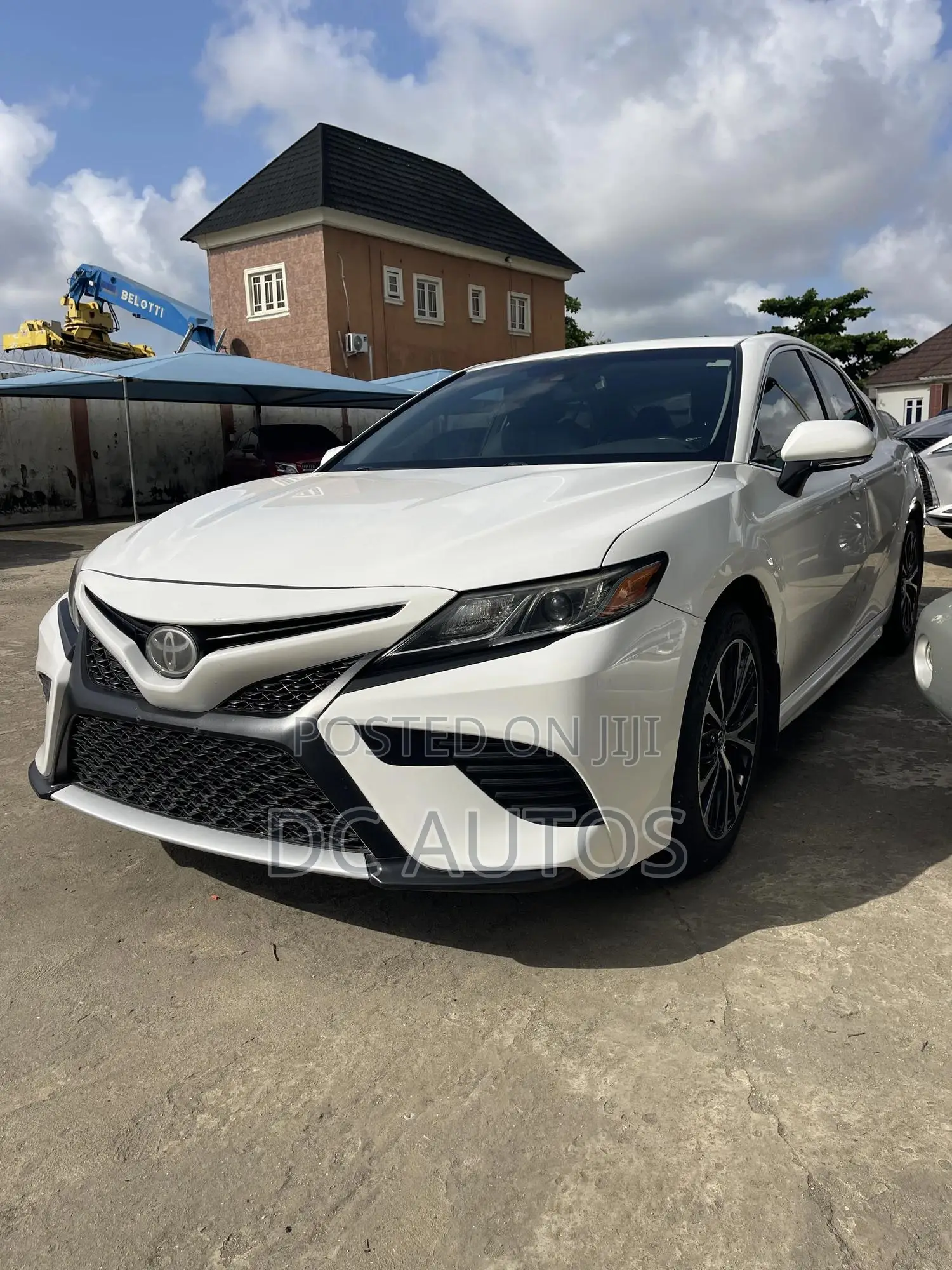Toyota Camry SE 4dr Sedan (2.5L 4cyl 6A) 2017 White