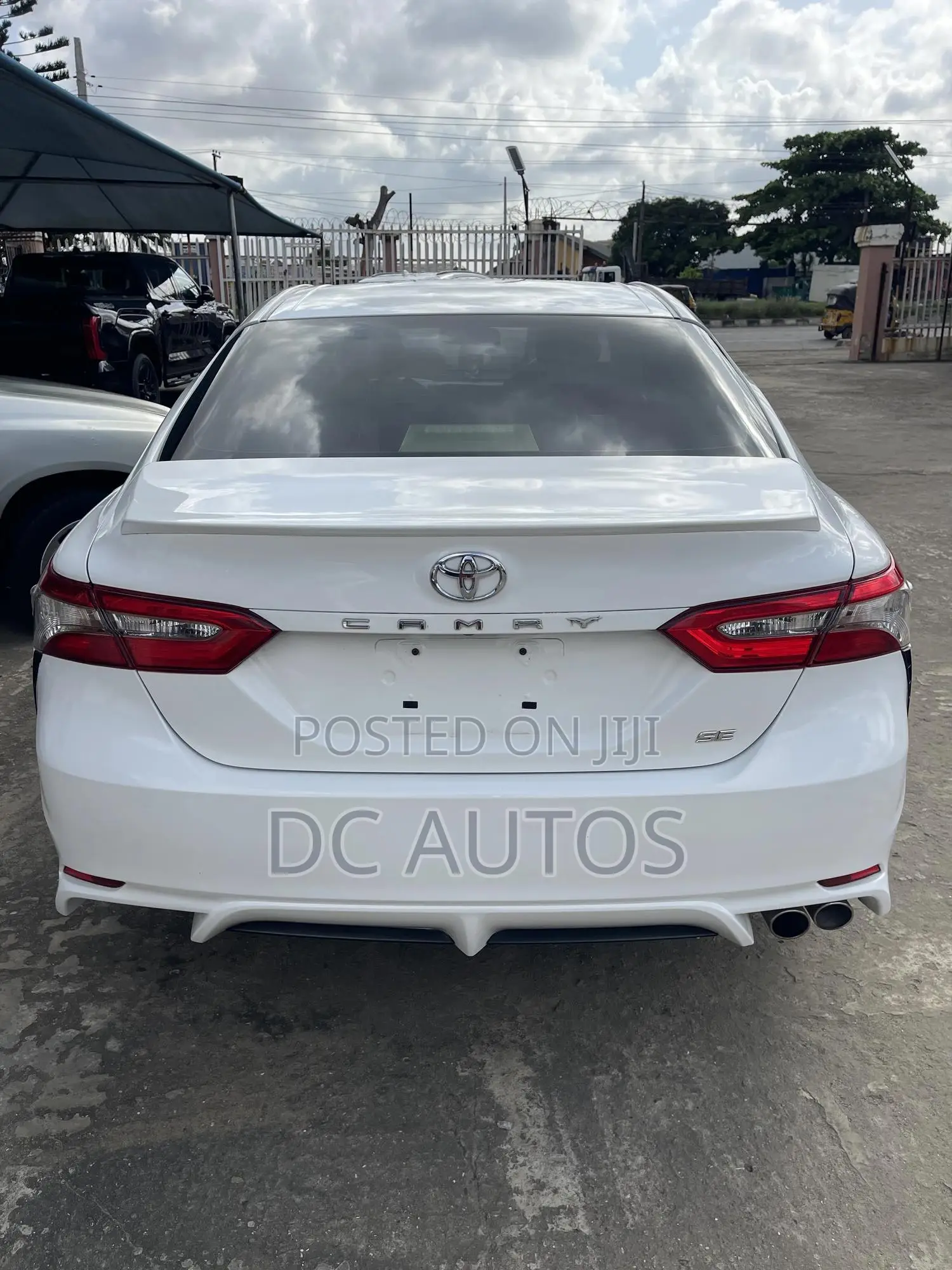 Toyota Camry SE FWD (2.5L 4cyl 8AM) 2018 White