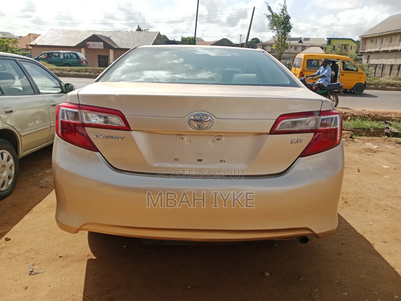 Toyota Camry LE 4dr Sedan (2.5L 4cyl 6A) 2012 Gold