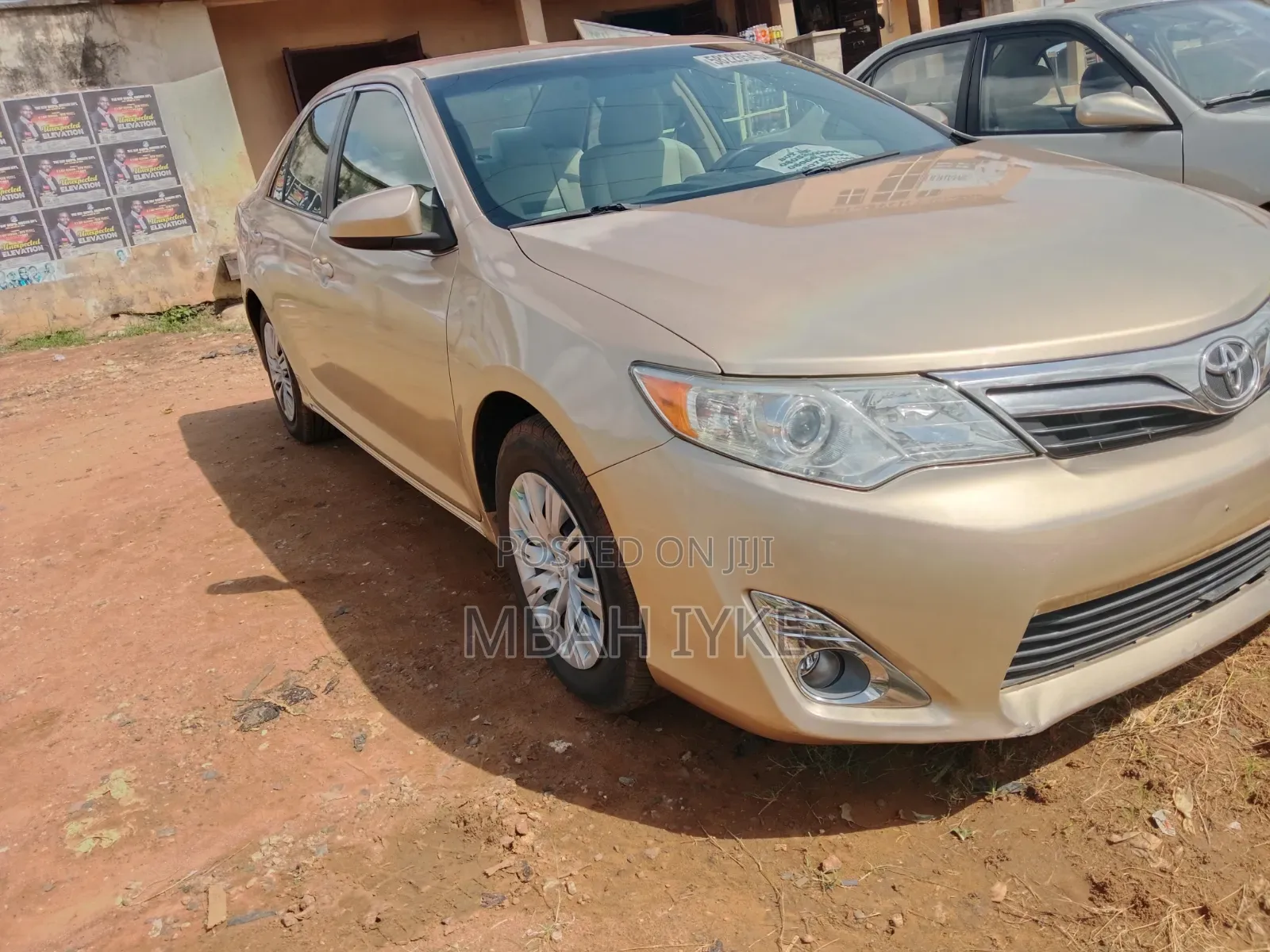 Toyota Camry LE 4dr Sedan (2.5L 4cyl 6A) 2012 Gold