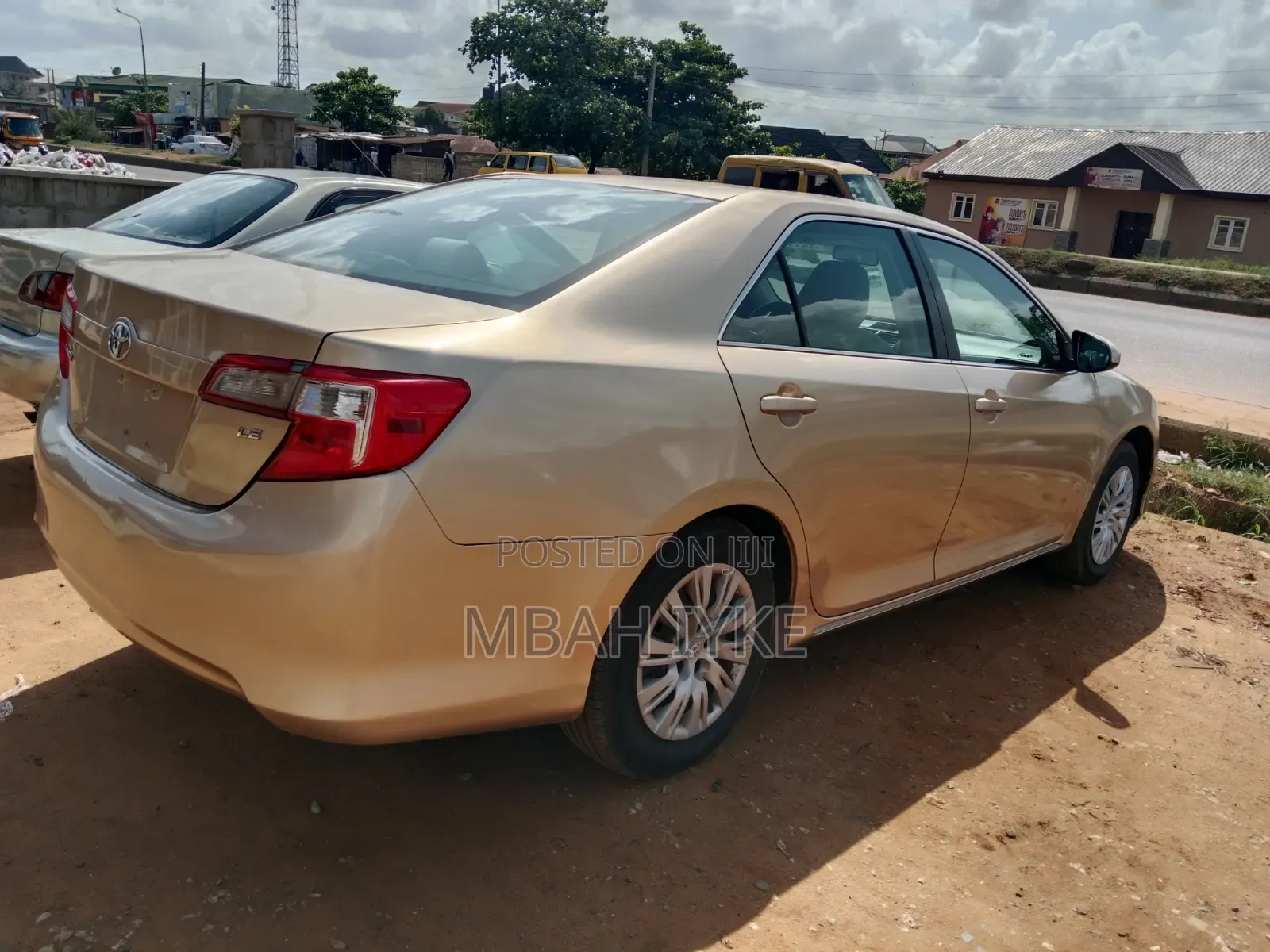 Toyota Camry LE 4dr Sedan (2.5L 4cyl 6A) 2012 Gold