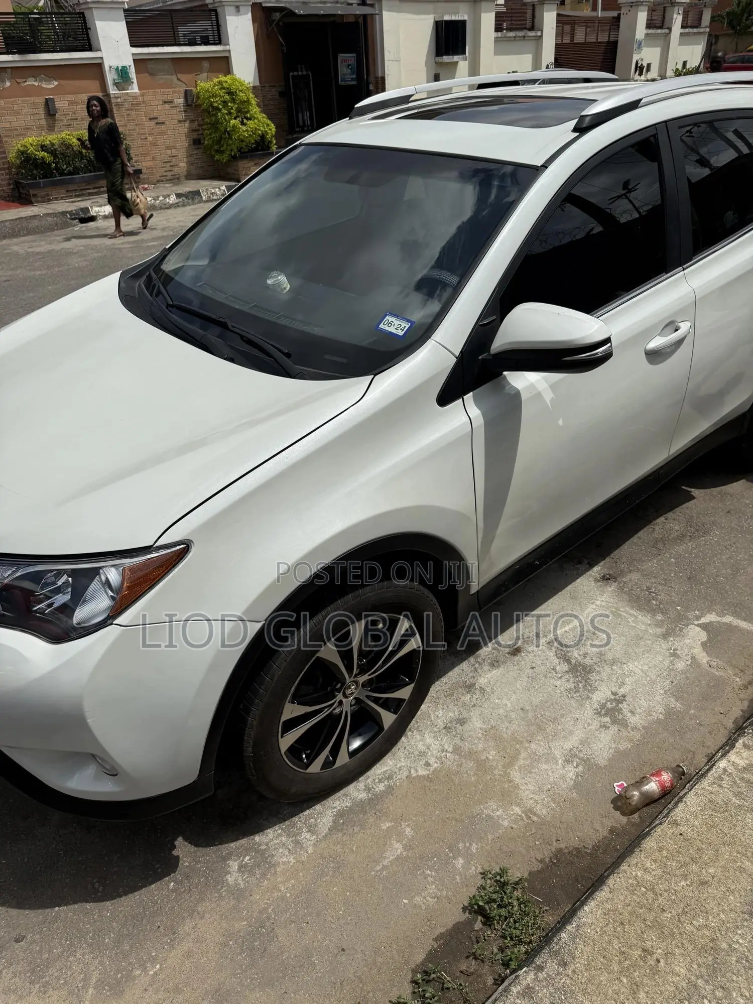 Toyota RAV4 XLE 4dr SUV AWD (2.5L 4cyl 6A) 2015 White