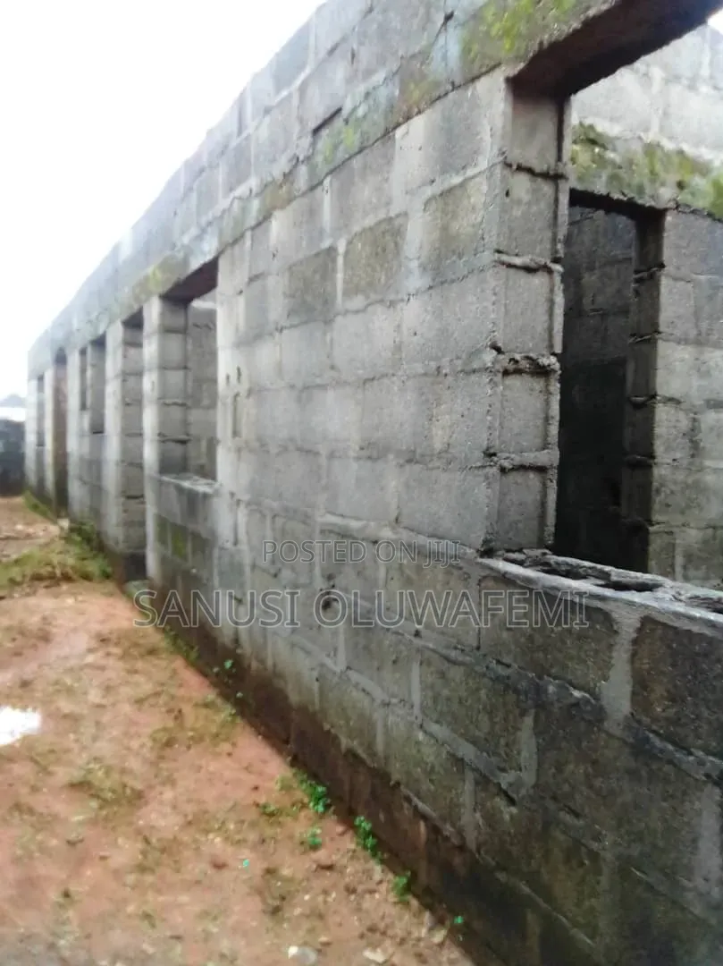 5bdrm Bungalow In Igbogbo For Sale