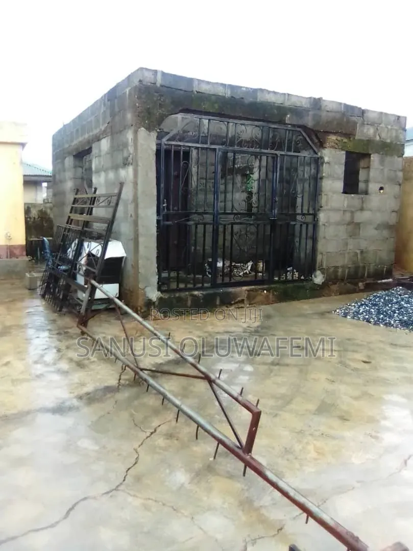 5bdrm Bungalow In Igbogbo For Sale