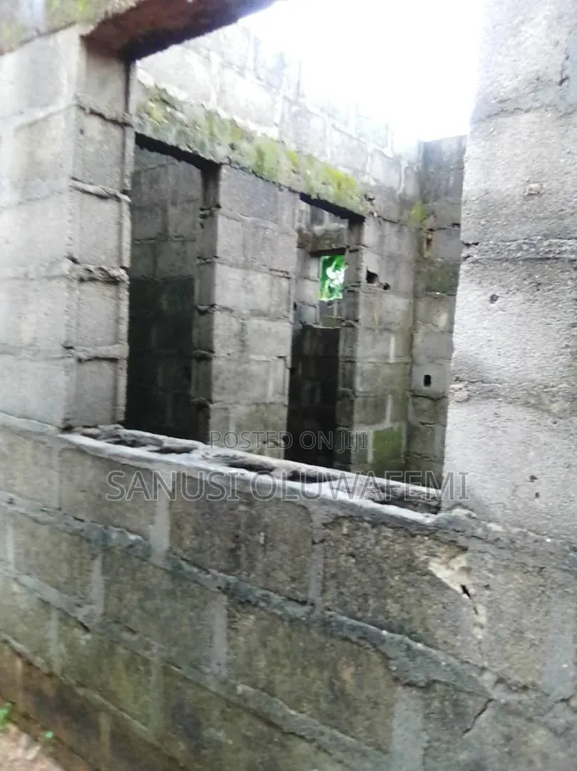 5bdrm Bungalow In Igbogbo For Sale