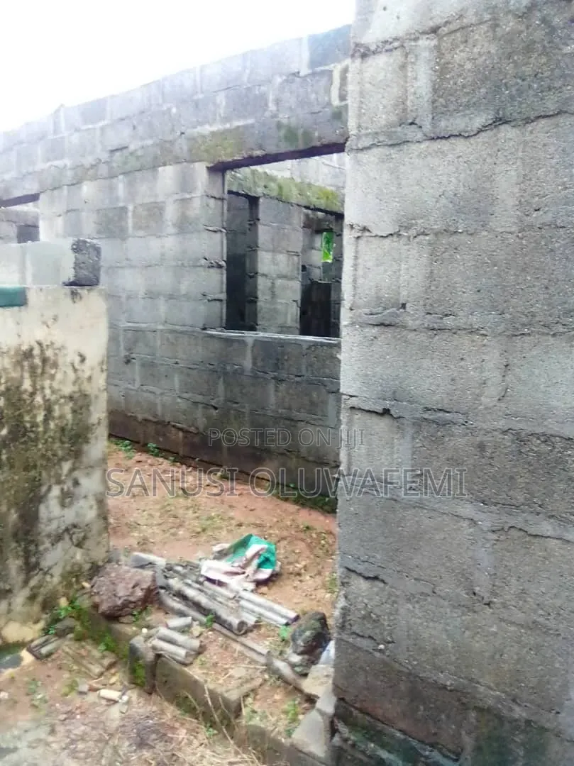 5bdrm Bungalow In Igbogbo For Sale