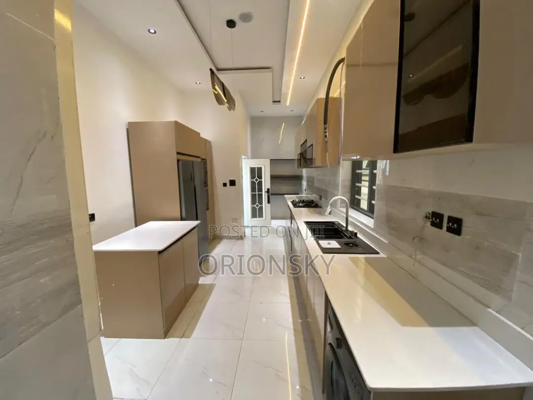 Furnished 5bdrm Duplex in Chevron for sale