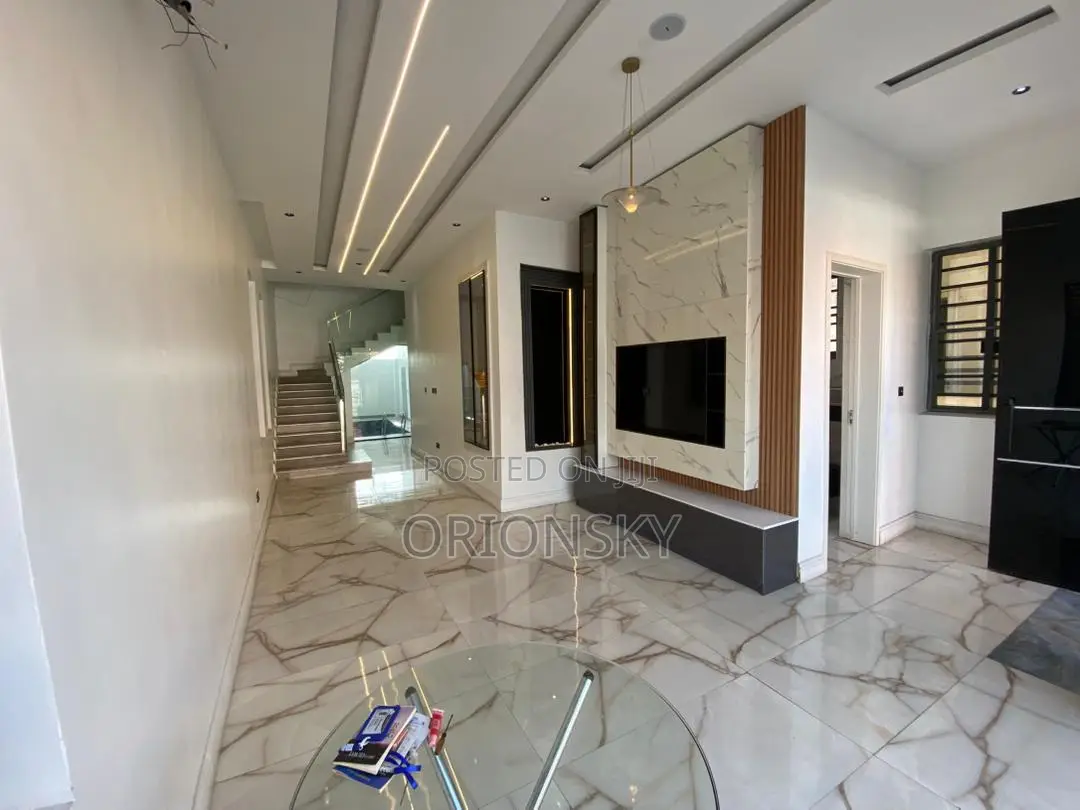 Furnished 5bdrm Duplex in Chevron for sale