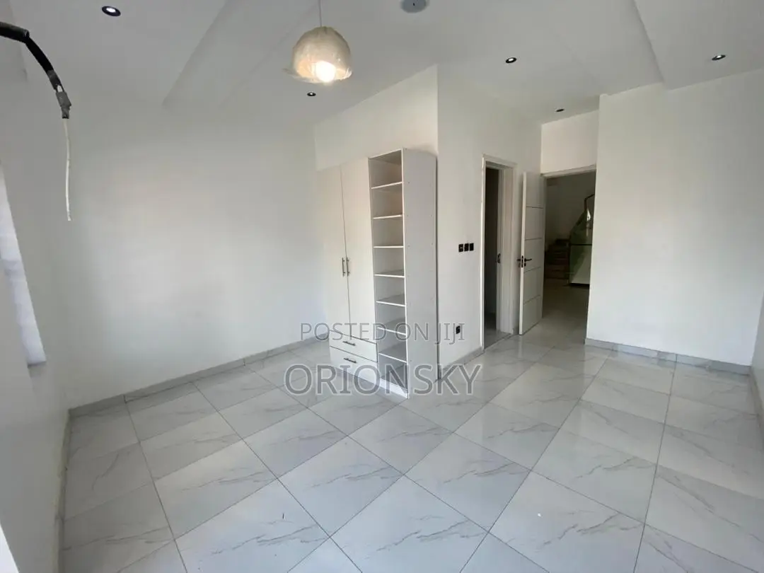 Furnished 5bdrm Duplex in Chevron for sale