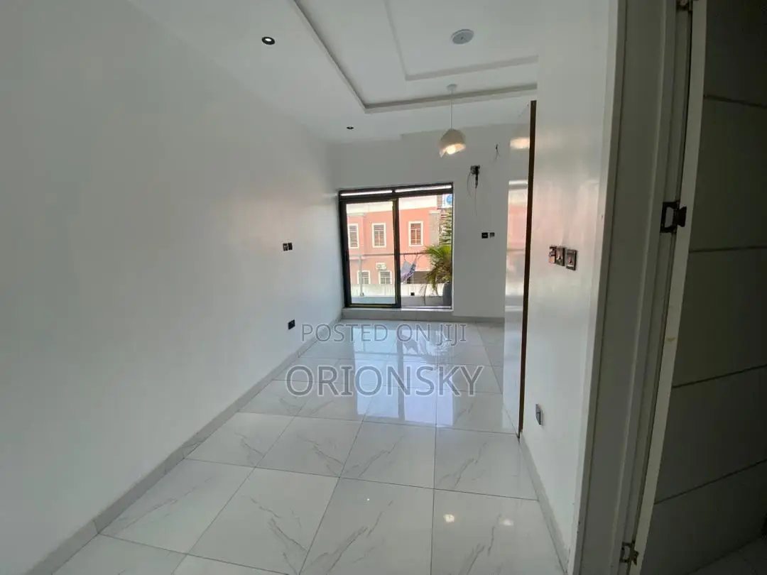 Furnished 5bdrm Duplex in Chevron for sale