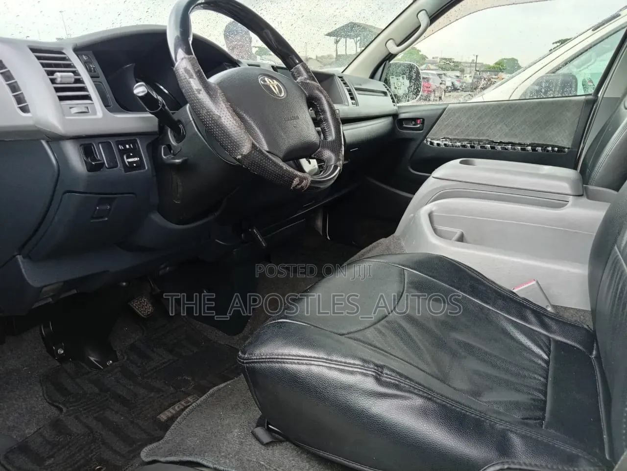Toyota HiAce 2014 Black